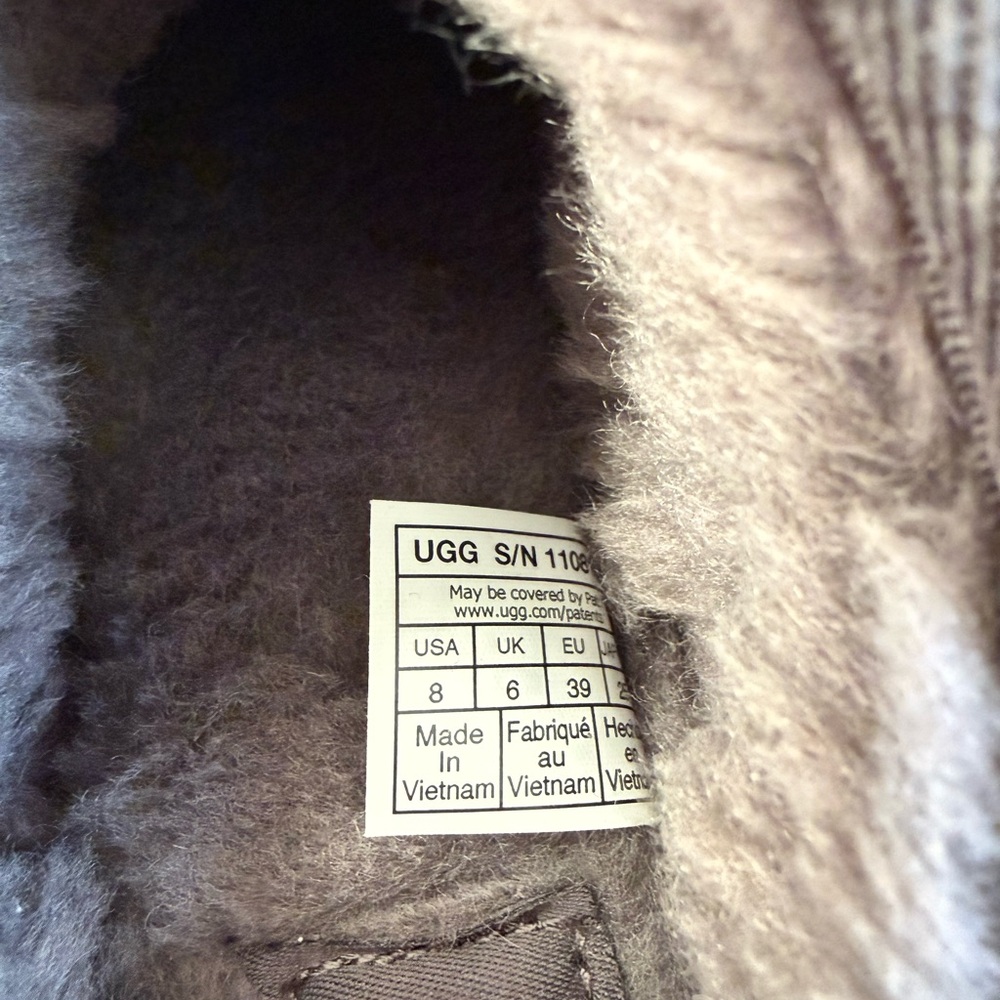 BRAND NEW! UGG classic slipper - women’s size 8 - Picture 4 of 6